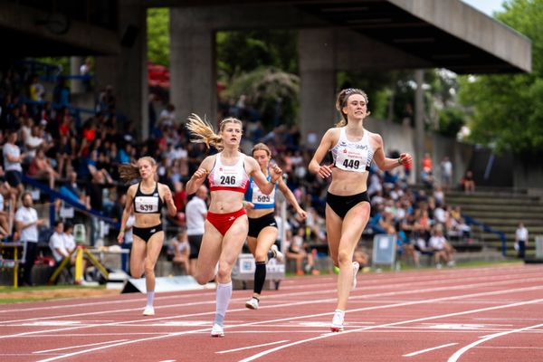 Lara-Noelle Steinbrecher (Sportclub Magdeburg), Maja Schorr (SV GO! Saar 05), Anna Hense (LG Olympia Dortmund) ueber 400m am 04.06.2022 waehrend der Sparkassen Gala in Regensburg